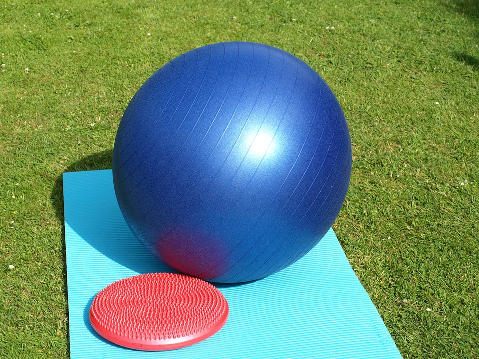 gymnastický míč na trávníku