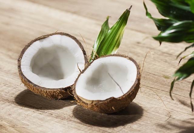 otevřený kokosový ořech s bílou dužninou